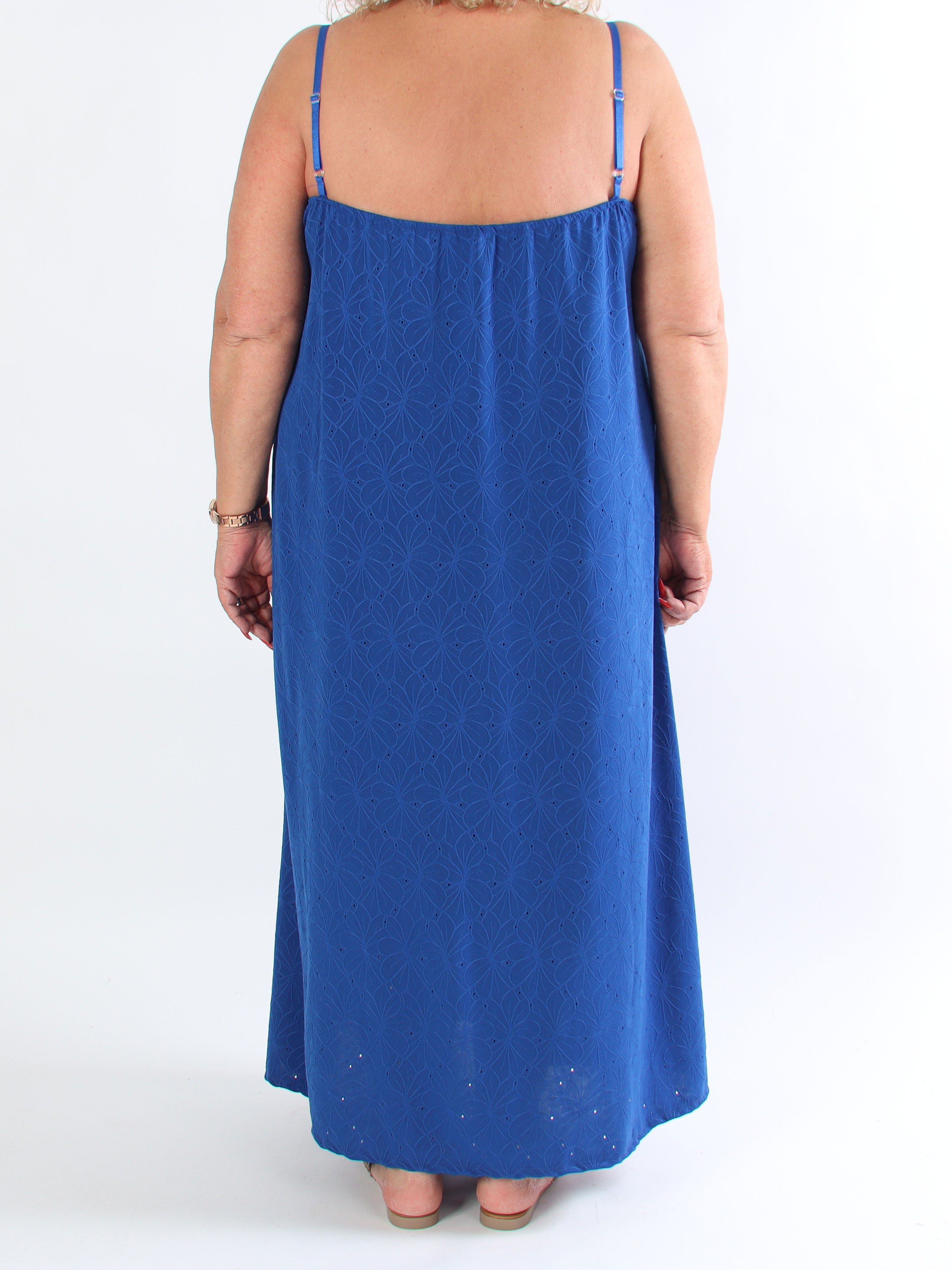 Emilie - Plus size kjole i blødt stof med broderie anglaise